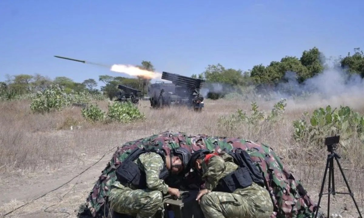 Marinir Uji Tembak Roket MLRS Vampire di Situbondo