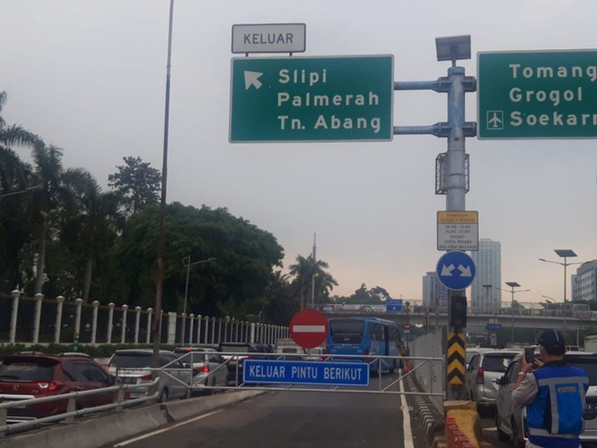 Gerbang Tol Sekitar DPR Ditutup, Massa Masih Bertahan