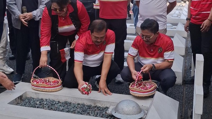 Jelang HUT RI, Menteri Imipas Ziarah ke TMP Taruna