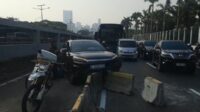 Mobil Listrik Tabrak Motor di Depan DPR, Lalin ke Slipi Macet