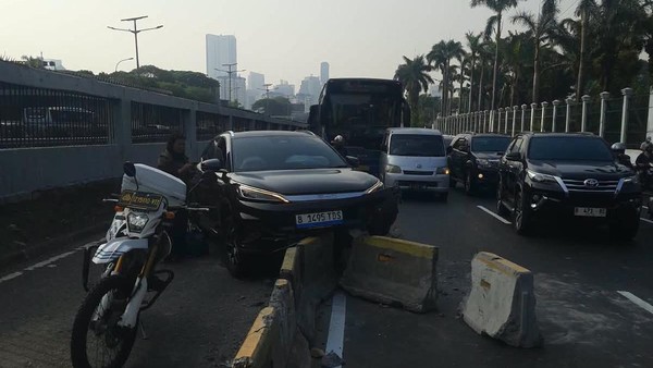 Mobil Listrik Tabrak Motor di Depan DPR, Lalin ke Slipi Macet
