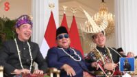 momen-presiden-prabowo-subianto-tengah-tertawa-bersama-wakil-presiden-gibran-rakabuming-raka-kanan-dan-presiden-ke-7-ri-joko-w-1786938541396_169 Istana: Prabowo, Jokowi, dan Gibran Memang ‘Bestie’