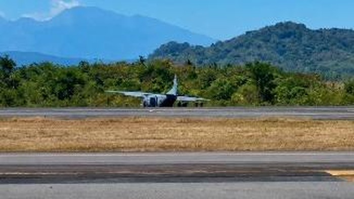 Pesawat TNI AL Tergelincir di Bandara Hasanuddin