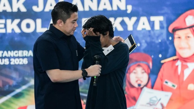 Seskab Teddy Dorong Anak Putus Sekolah Berani Bermimpi di Sekolah Rakyat