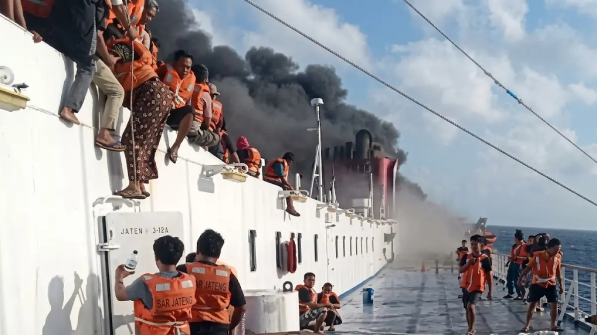 Kapal Terbakar di Perairan Madura, Penumpang Terjun ke Laut Selamatkan Diri