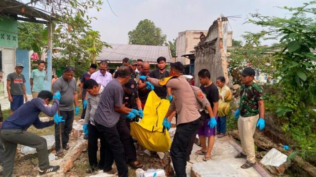 Lansia Tewas Tertimpa Tembok Roboh di Gunung Sindur