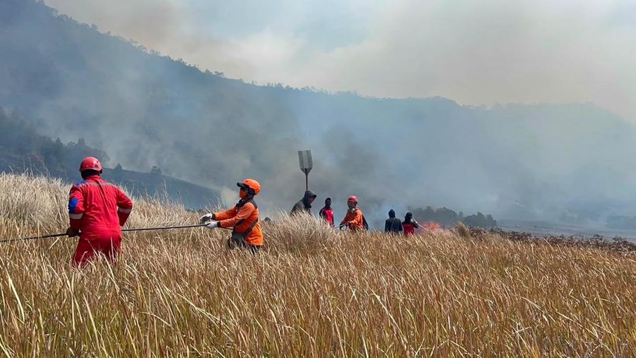Api Bromo Tak Kunjung Padam, TNI AL Ikut Turun Tangan
