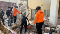 tim sar Gempa NTT, Timsar Evakuasi Korban Tertimpa Reruntuhan