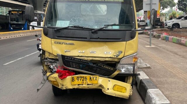 Truk Terobos Lampu Merah, Pemotor Tewas di Cibubur