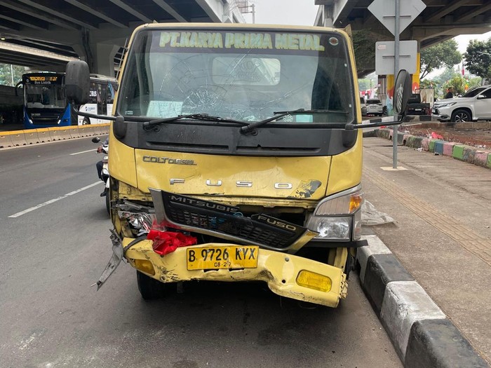 Truk Terobos Lampu Merah, Pemotor Tewas di Cibubur