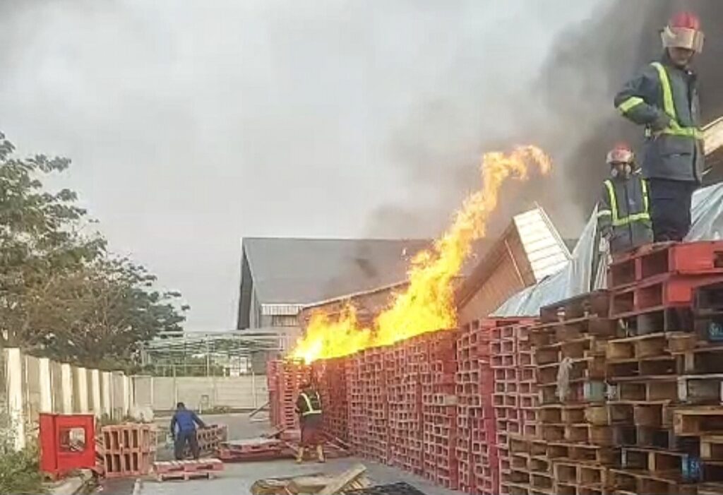 Asap Membubung di MM2100, Gudang Marketplace Terbakar