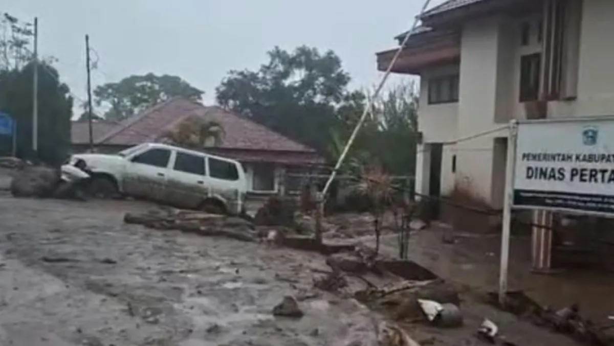 Banjir Bandang Terjang Arosuka, Kantor Bupati Solok hingga Rumah Warga Terdampak