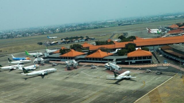 Bandara Soetta Intensif Bersihkan Runway dari Abu Vulkanik