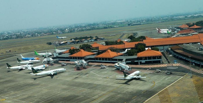 Bandara Soetta Intensif Bersihkan Runway dari Abu Vulkanik