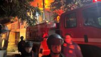 Pabrik Kancing di Bekasi Terbakar Dini Hari, Brimob Turun Amankan Lokasi