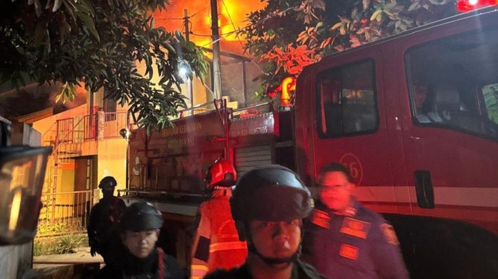Pabrik Kancing di Bekasi Terbakar Dini Hari, Brimob Turun Amankan Lokasi