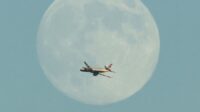 bulan-terbit-menjelang-fenomena-supermoon-wolf-moon-saat-sebuah-pesawat-penumpang-british-airways-terbang-di-london-inggris-1769602411197_169 Pesawat Delta Anjlok 8.200 Meter, Penumpang Panik