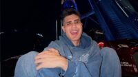 gaya-chill-aisar-khaled-makan-mie-ayam-hingga-nasgor-kaki-lima-1784885384255_169 Influencer Malaysia Aisar Khaled Dipolisikan Dugaan Penipuan Rp 5,7 M