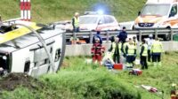 Bus Wisata Belanda Terguling di Alpen, 5 Tewas ZURICH, KOMPAS — Sebuah bus wisata asal Belanda mengalami kecelakaan di kawasan Pegunungan Alpen, Kanton Graubünden, Swiss, Kamis (10/9) sore. Insiden ini menewaskan lima orang dan melukai lebih dari 40 penumpang lainnya. Menurut Kepolisian Graubünden, kecelakaan terjadi sekitar pukul 16.45 waktu setempat saat bus melaju dari Zernez menuju Susch. Kendaraan menabrak pembatas jalan sebelum terguling di lereng. “Bus menabrak pembatas pengaman, lalu meninggalkan permukaan jalan dan terguling di sisi jalan,” ujar juru bicara polisi, Roman Rüegg. Bus milik perusahaan perjalanan Oad itu membawa 48 wisatawan asal Belanda yang tengah mengikuti paket tur. Tim penyelamat dikerahkan dalam jumlah besar, termasuk helikopter, untuk mengevakuasi korban. Presiden Swiss, Guy Parmelin, menyampaikan belasungkawa mendalam dan menegaskan penyelidikan menyeluruh akan dilakukan. Jalan penghubung Zernez–Susch kini ditutup sementara. Kawasan tersebut dikenal sebagai pintu gerbang menuju Taman Nasional Swiss, destinasi wisata pegunungan yang masih alami.