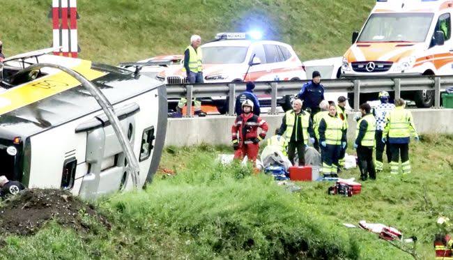 Bus Wisata Belanda Terguling di Alpen, 5 Tewas  ZURICH, KOMPAS — Sebuah bus wisata asal Belanda mengalami kecelakaan di kawasan Pegunungan Alpen, Kanton Graubünden, Swiss, Kamis (10/9) sore. Insiden ini menewaskan lima orang dan melukai lebih dari 40 penumpang lainnya.  Menurut Kepolisian Graubünden, kecelakaan terjadi sekitar pukul 16.45 waktu setempat saat bus melaju dari Zernez menuju Susch. Kendaraan menabrak pembatas jalan sebelum terguling di lereng. “Bus menabrak pembatas pengaman, lalu meninggalkan permukaan jalan dan terguling di sisi jalan,” ujar juru bicara polisi, Roman Rüegg.  Bus milik perusahaan perjalanan Oad itu membawa 48 wisatawan asal Belanda yang tengah mengikuti paket tur. Tim penyelamat dikerahkan dalam jumlah besar, termasuk helikopter, untuk mengevakuasi korban. Presiden Swiss, Guy Parmelin, menyampaikan belasungkawa mendalam dan menegaskan penyelidikan menyeluruh akan dilakukan.  Jalan penghubung Zernez–Susch kini ditutup sementara. Kawasan tersebut dikenal sebagai pintu gerbang menuju Taman Nasional Swiss, destinasi wisata pegunungan yang masih alami.