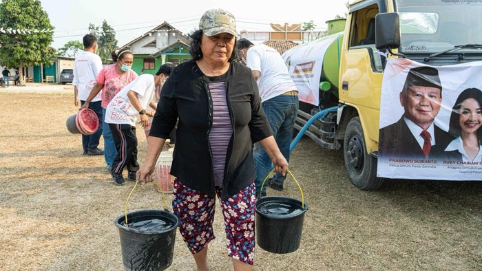 Legislator Gerindra Salurkan Masker dan Air Bersih ke Lampung