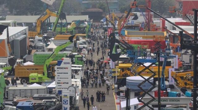 Alat Berat Tambang Penuhi Pameran IEE 2026