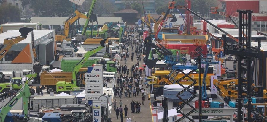 Alat Berat Tambang Penuhi Pameran IEE 2026