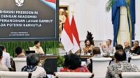 presiden-prabowo-subianto-mengundang-dan-berdiskusi-langsung-dengan-sejumlah-akademisi-mengenai-pengelolaan-lahan-gambut-dan-p-1790316699130_169 Prabowo Soroti 8 Perda, Sebut Jadi Celah Karhutla