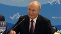 presiden-rusia-vladimir-putin-di-vladivostok-rusia-kamis-392026-youtubesekretariat-presiden-1788414746714_169 Putin Isyaratkan Damai, NATO Ingatkan Bahaya