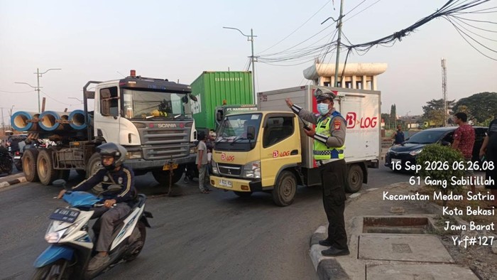 Truk Mogok di Bekasi, Lalin Cakung Macet