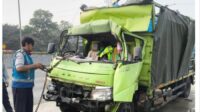 Truk Tabrak Truk di Tol Jagorawi, Kaca Depan Ringsek