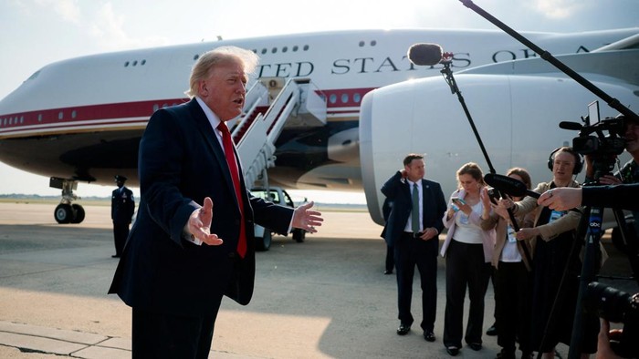 Air Force One Hadiah Qatar Alami Gangguan, Trump Tertunda