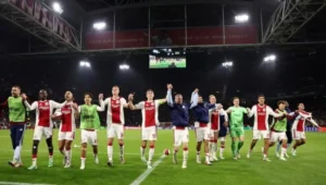 Maarten Paes cadangan, Ajax Amsterdam menang 2-0 atas Atalanta