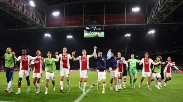 Maarten Paes cadangan, Ajax Amsterdam menang 2-0 atas Atalanta