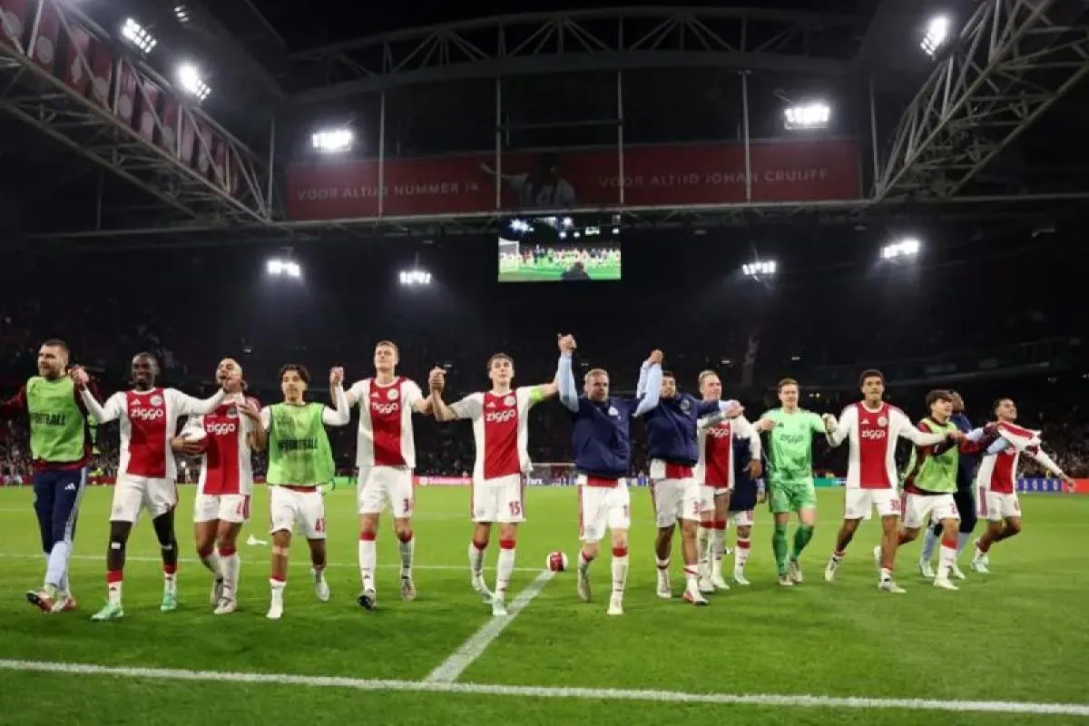 Maarten Paes cadangan, Ajax Amsterdam menang 2-0 atas Atalanta