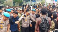 bem ui Diguyur Hujan, Massa Aksi BEM UI Bubar, Lalu Lintas Masih Ditutup