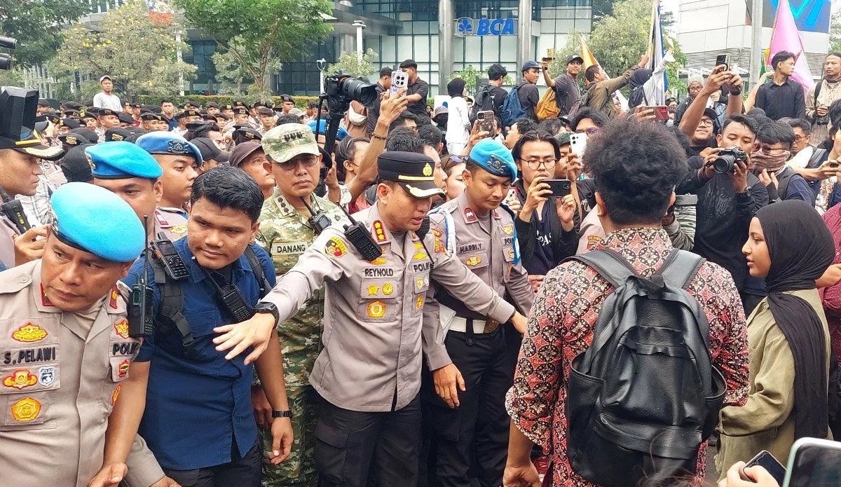 Diguyur Hujan, Massa Aksi BEM UI Bubar, Lalu Lintas Masih Ditutup