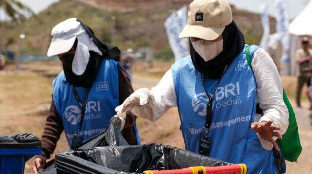 500 Relawan BRI Bersihkan Sampah Usai MotoGP Mandalika