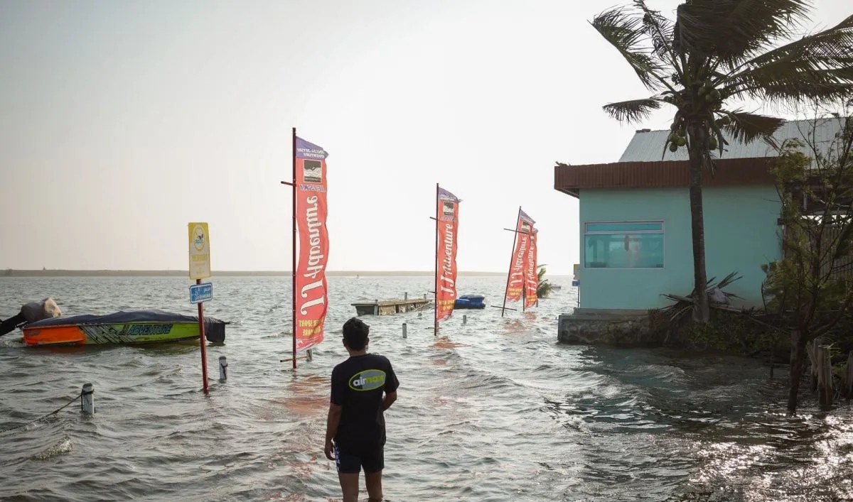 BMKG Peringatkan Gelombang 4 Meter dan Ancaman Banjir Rob