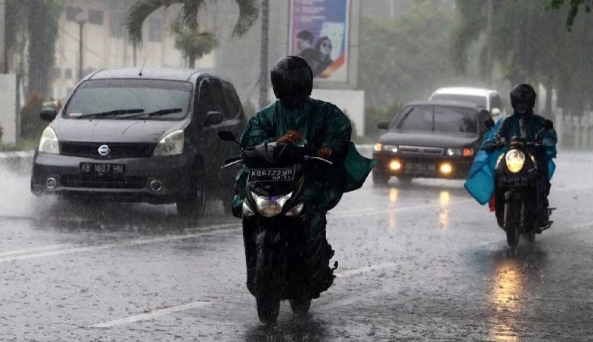 BMKG Prediksi Hujan Guyur Mayoritas Indonesia, Waspadai Rob dan Gelombang Tinggi