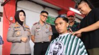 program-poliran-polres-metro-bekasi-kota-bekali-puluhan-anggota-ormas-keahlian-memangkas-rambut-1793251035860_169 Polres Bekasi Latih 38 Anggota Ormas Jadi Tukang Cukur
