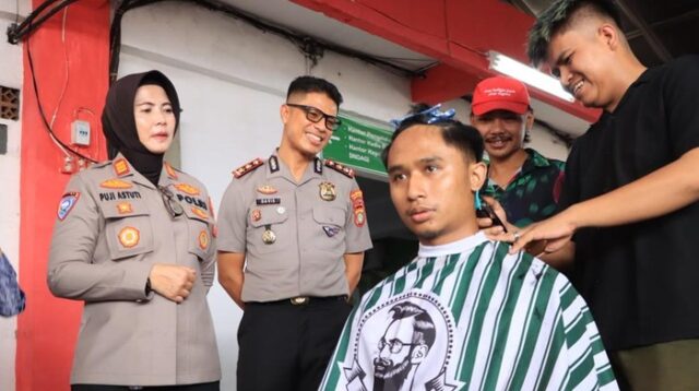 Polres Bekasi Latih 38 Anggota Ormas Jadi Tukang Cukur