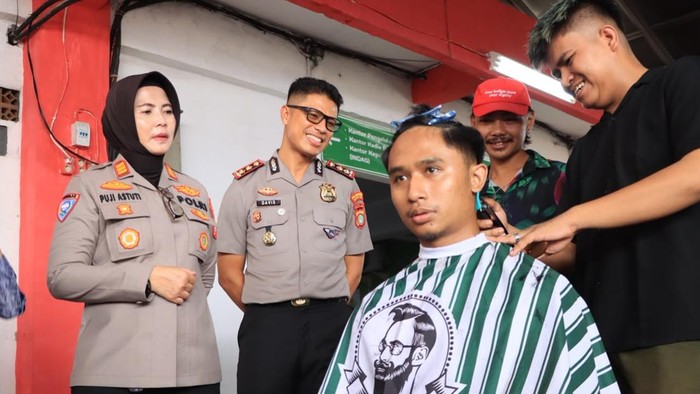 Polres Bekasi Latih 38 Anggota Ormas Jadi Tukang Cukur