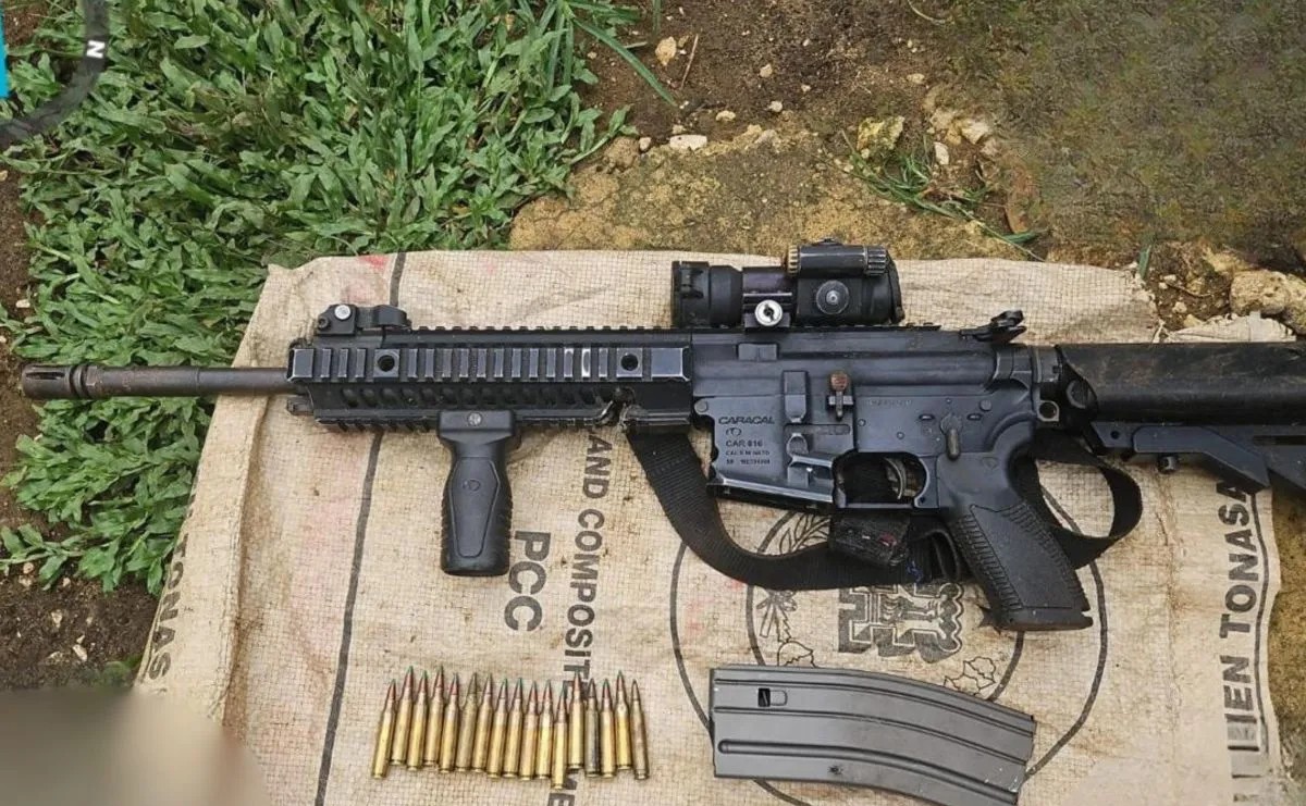 TNI Temukan Senjata Caracal dan 17 Peluru di Gua Maybrat