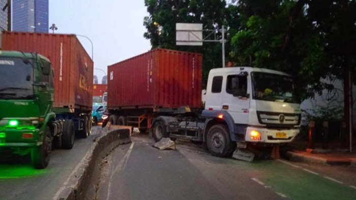Hantam Separator di Tomang, Truk Kontainer Bikin Macet Jakbar